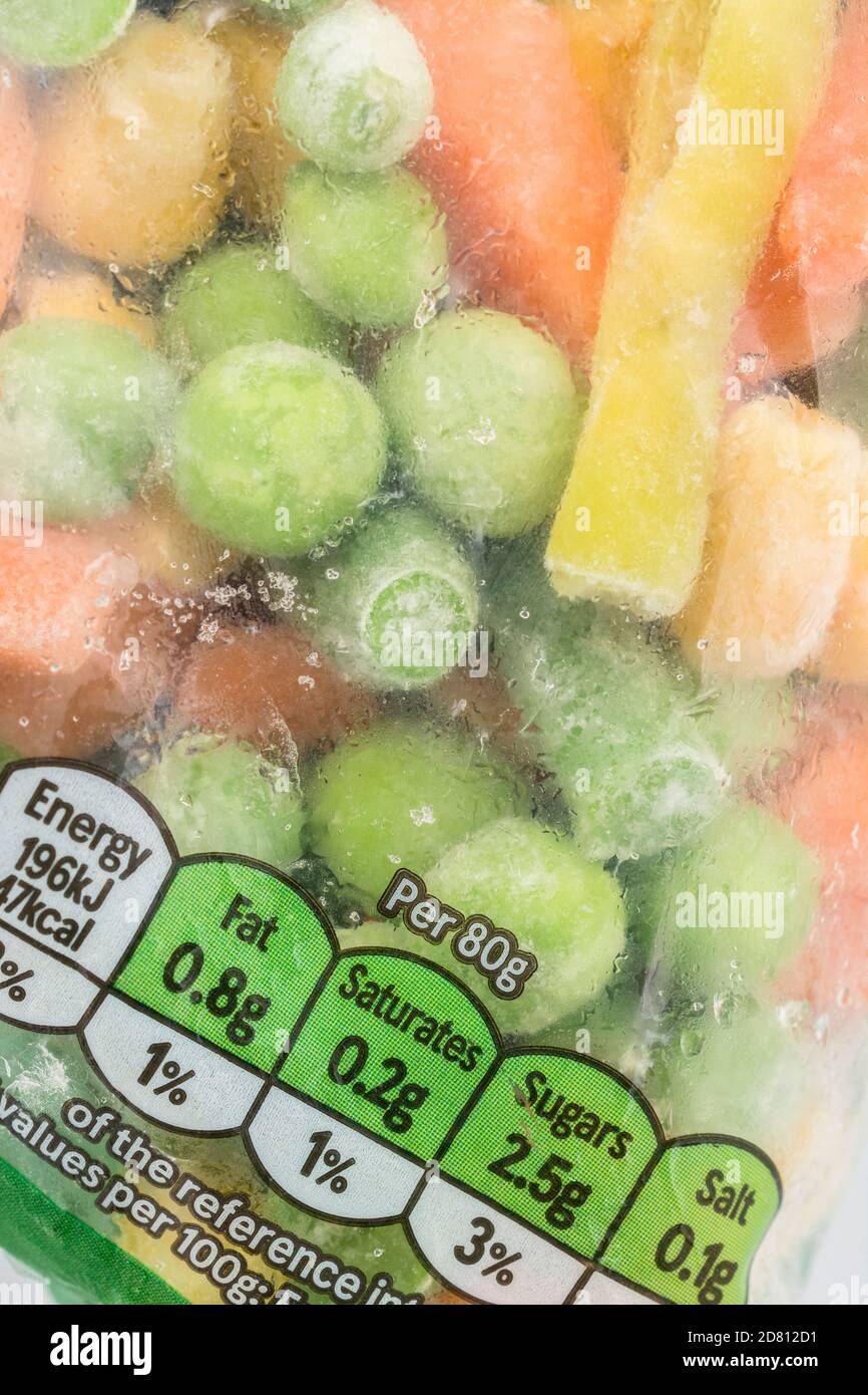 Tesco eigenes Etikett gefrorenes gemischtes Gemüse in Originalverpackung, mit einem Teil der Lebensmittel-Nährwert-Etikett / diätetische Fakten-Box. Für Lebensmittel der Eigenmarke. Stockfoto