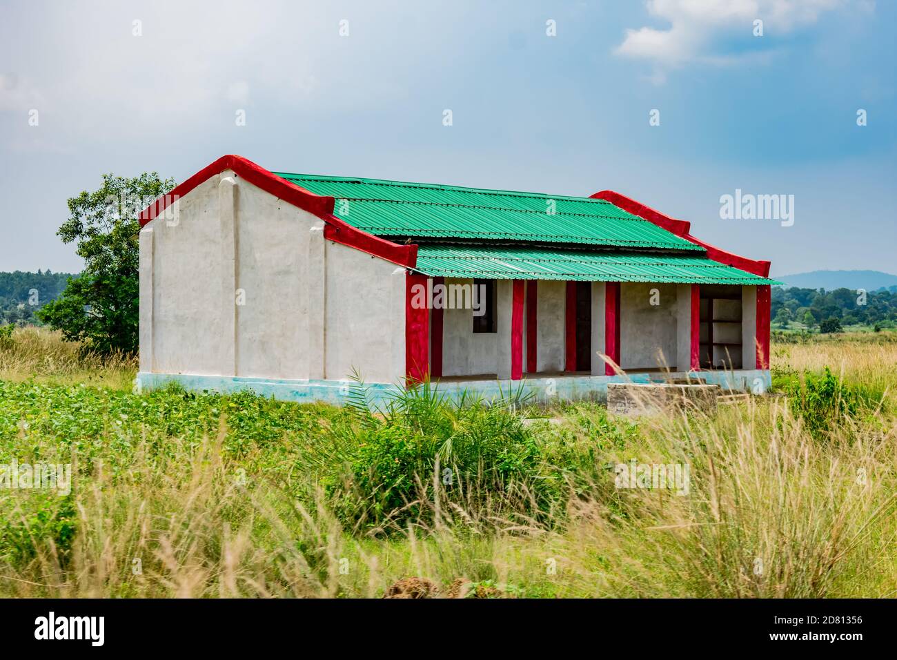 indian Village Farm House in der Mitte des Ackerlandes close view.Farm House eines Bauern zwischen der Landwirtschaft Land. Stockfoto