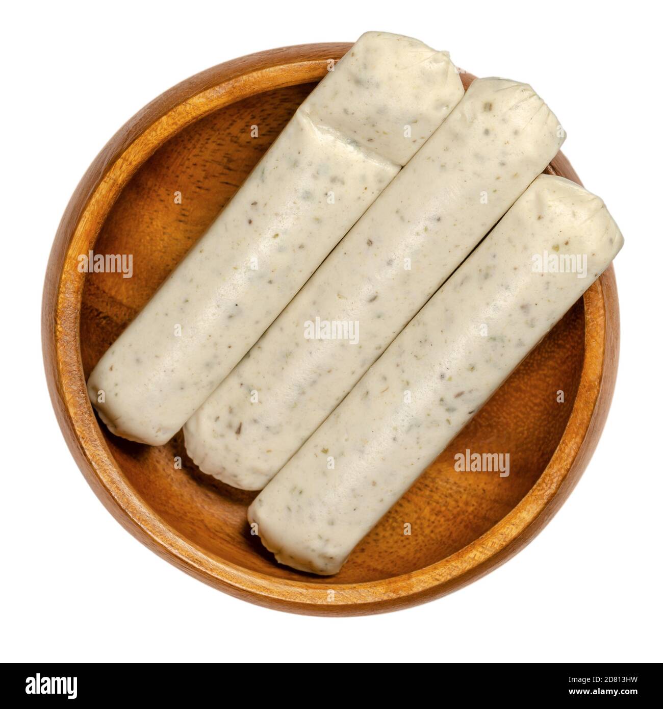 Vegetarische Grillwürste in einer Holzschüssel. Fleischlose Weißwürste aus Ei und Milcheiweiß als Fleischersatz, mit Kräutern und Gewürzen. Stockfoto
