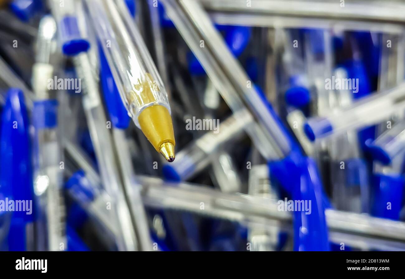 Viele Stifte stapelten sich in einem großen Haufen Stockfoto