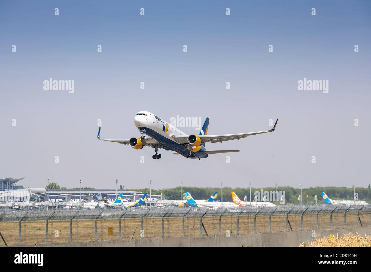 Boryspil, Ukraine - 25. September 2020: Azur Air Ukraine Boeing 767-300 fliegt vom Flughafen ab Stockfoto