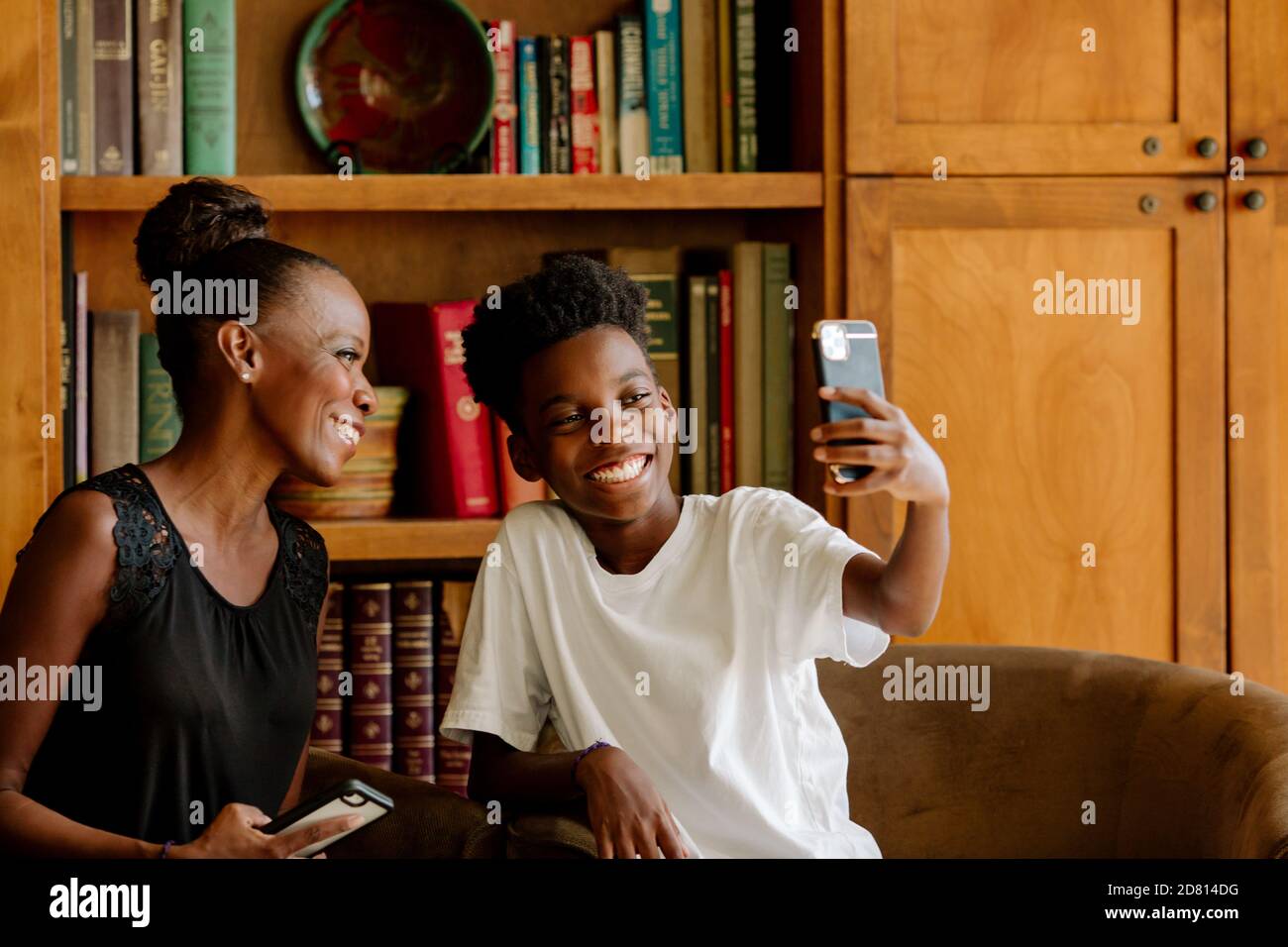 Happy African American Mama & Sohn nehmen Selfie während homeschool Pause Stockfoto