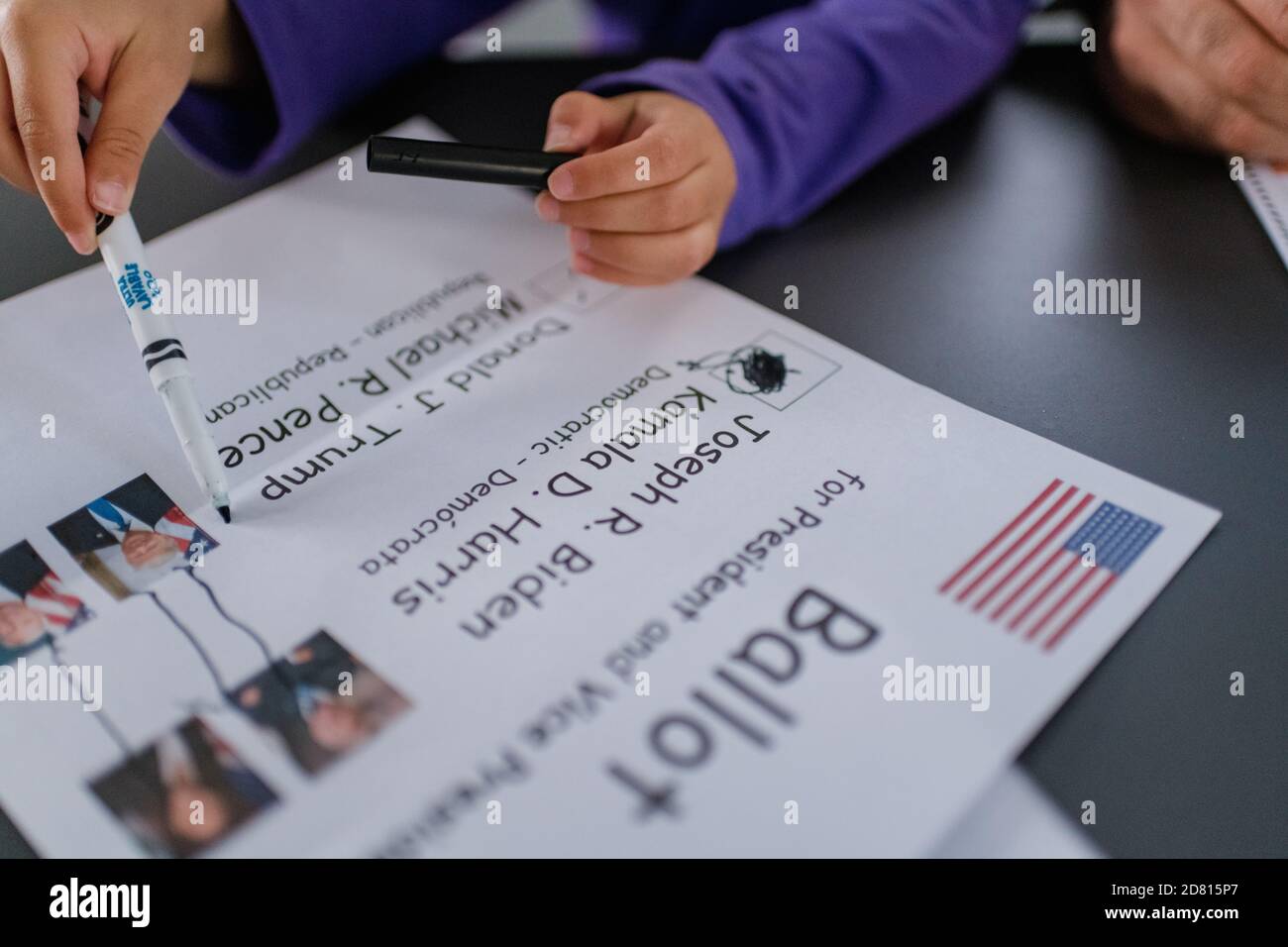 Kleines Mädchen, das für US-Präsident 2020 gestimmt hat Stockfoto