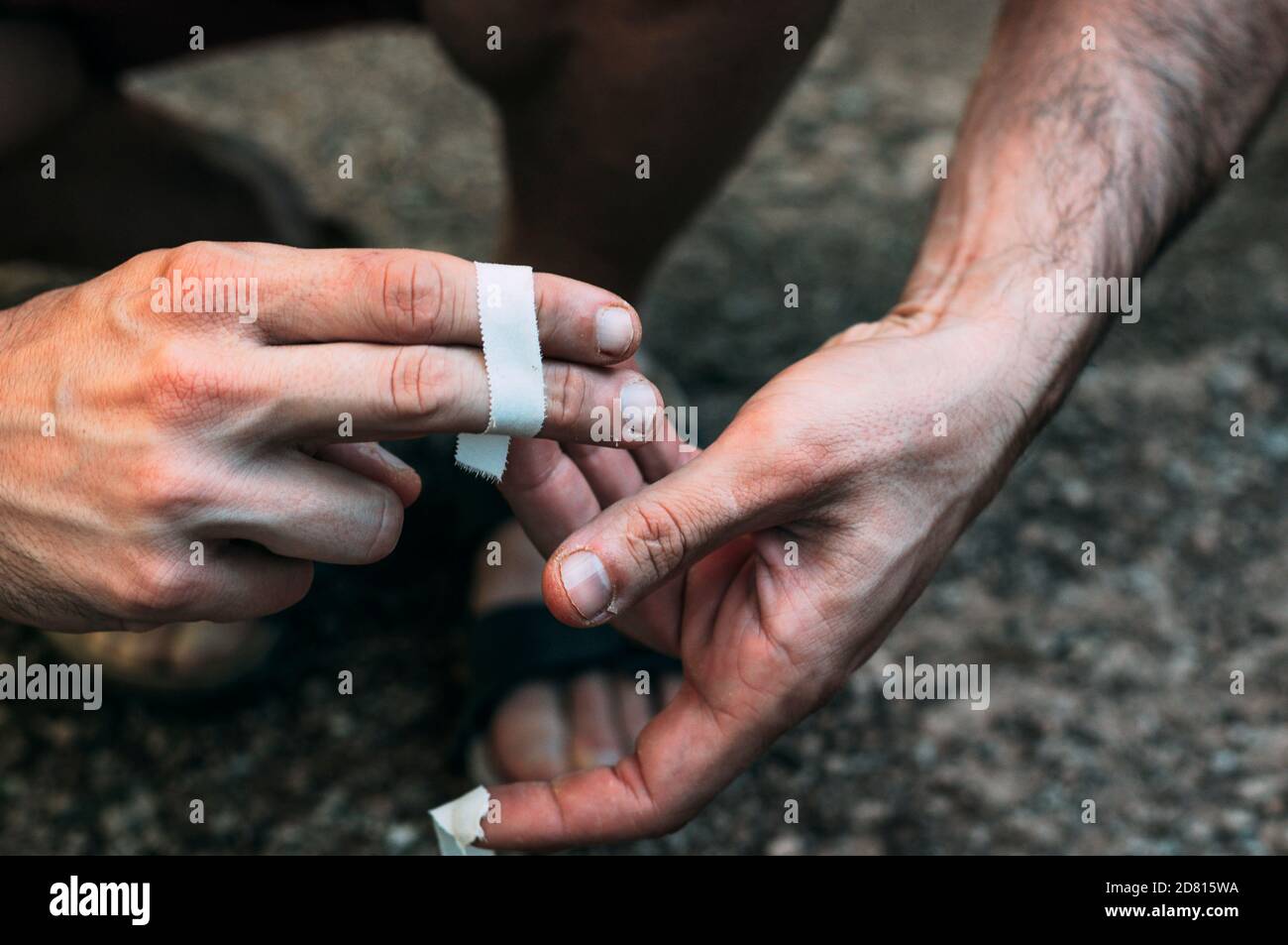 Legen Sie Klebeband auf Ihre Finger zum Klettern, um Ihre Finger zu schützen. Stockfoto