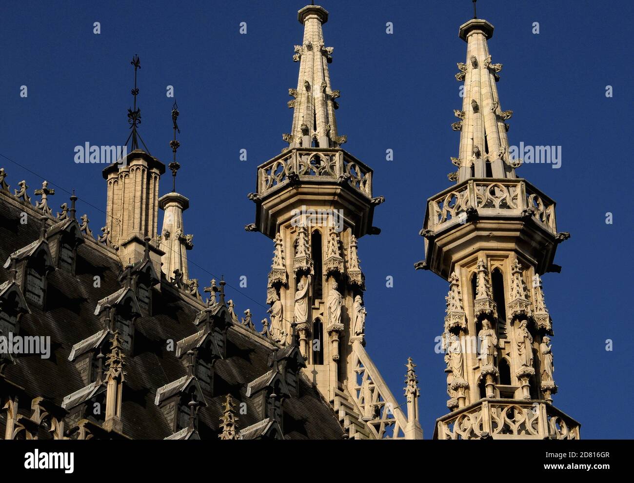 Leuven, Flämisch-Brabant, Flandern, Belgien: Das Rathaus von Leuven, das zwischen 1448 und 1469 auf dem Grote Markt oder dem Marktplatz erbaut wurde, ist ein Meisterwerk der spätbrabantischen oder extravaganten gotischen Architektur. Die Giebel, die sein steiles Dach schließen, werden von achteckigen Türmchen mit geformten Balkonen und gehäkelten Zinnen flankiert, während die Türmchen von Statuen aus dem 19. Jahrhundert umringt sind, die auf Säulen unter kunstvoll geschnitzten Vordächern stehen. Stockfoto