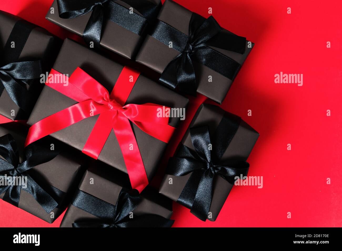 Black Friday Verkauf, schwarze Geschenkbox für Online-Shopping Stockfoto