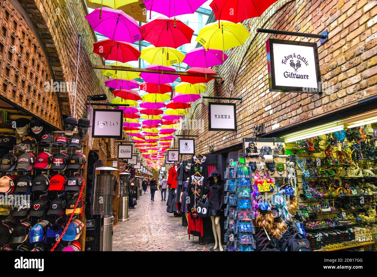 Alley mit Sonnenschirmen bedeckt in Camden Market, London, Großbritannien Stockfoto