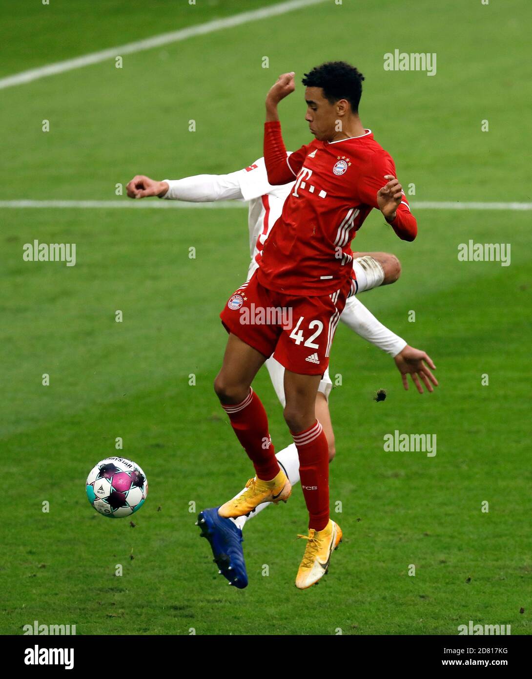 Jamal MUSIALA (FC Bayern München), Action, Duelle. FC Bayern München -  Eintracht Frankfurt 5-0 Fußball-Bundesliga 5. Spieltag, ALLIANZAREN A. KEIN  ZWEITER (RE-) VERKAUF INNERHALB 48h NACH ANSTOSS nur für journalistische  Zwecke! Nur