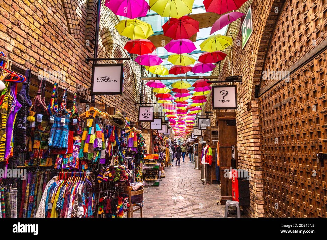 Alley mit Sonnenschirmen bedeckt in Camden Market, London, Großbritannien Stockfoto