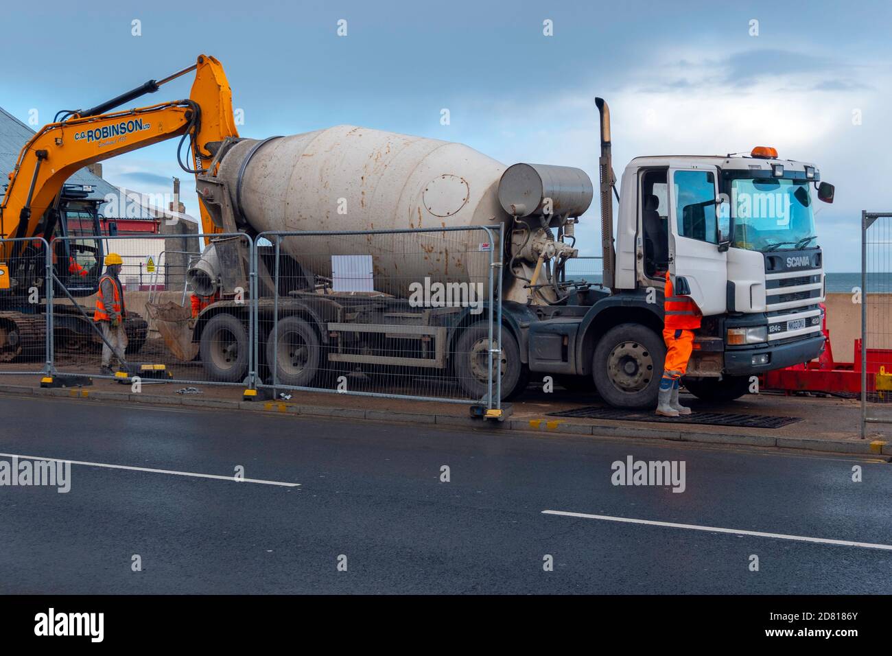 Ein fertig gemischter Beton gießen in eine Veränderung zum Meeresmauer in Redcar Stockfoto