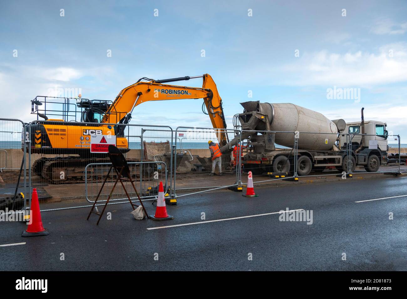 Ein fertig gemischter Beton gießen in eine Veränderung zum Meeresmauer in Redcar Stockfoto