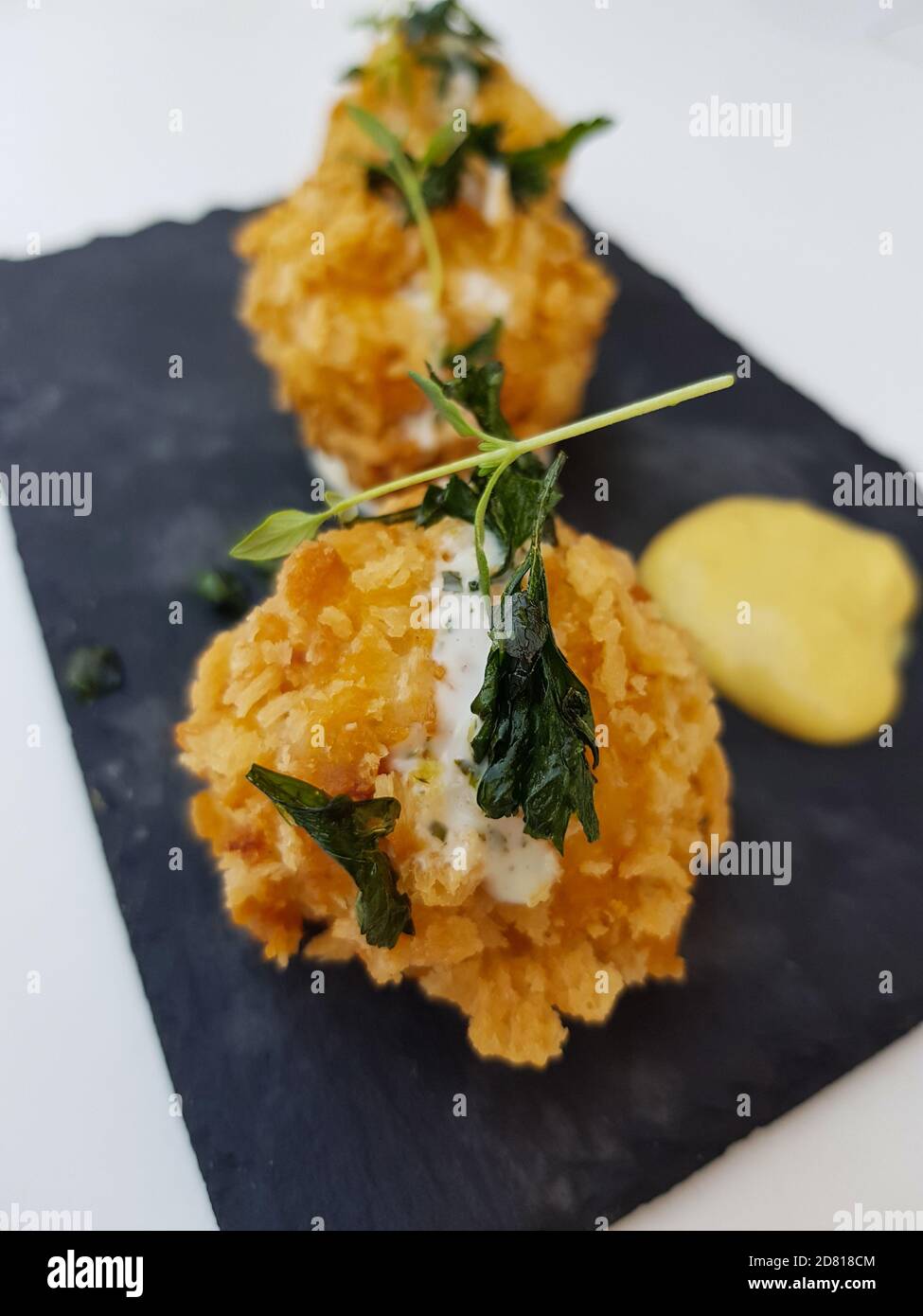 Leckere frittierte Kroketten auf dem Tisch. Spanische und portugiesische Tapas Stockfoto