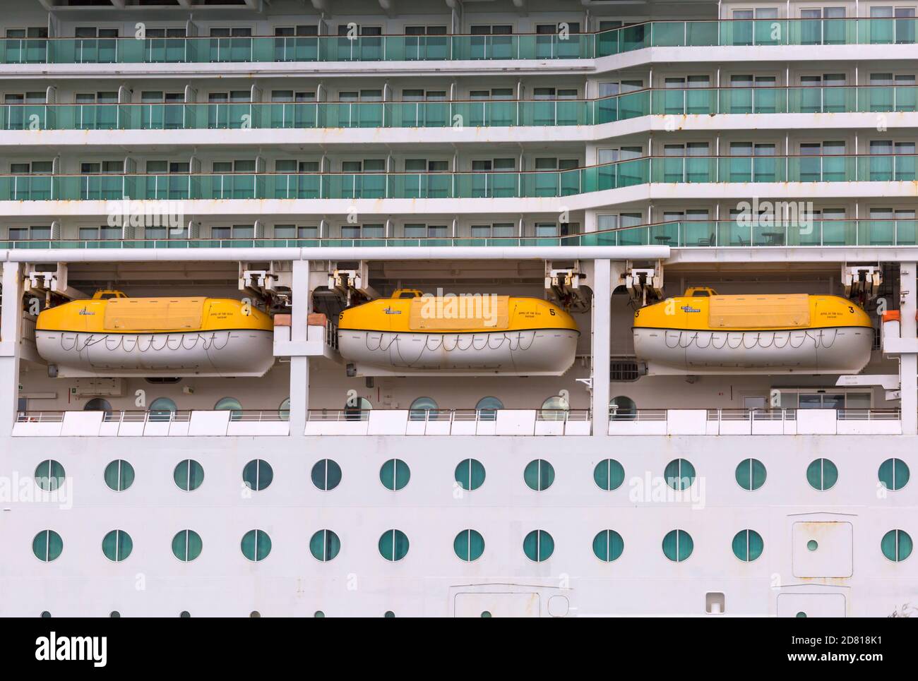 Rettungsboote auf Royal Caribbean Jewel of the Seas Kreuzfahrtschiff vor Bournemouth, Dorset UK im Oktober während Covid verankert 19 Coronavirus Pandemie Stockfoto