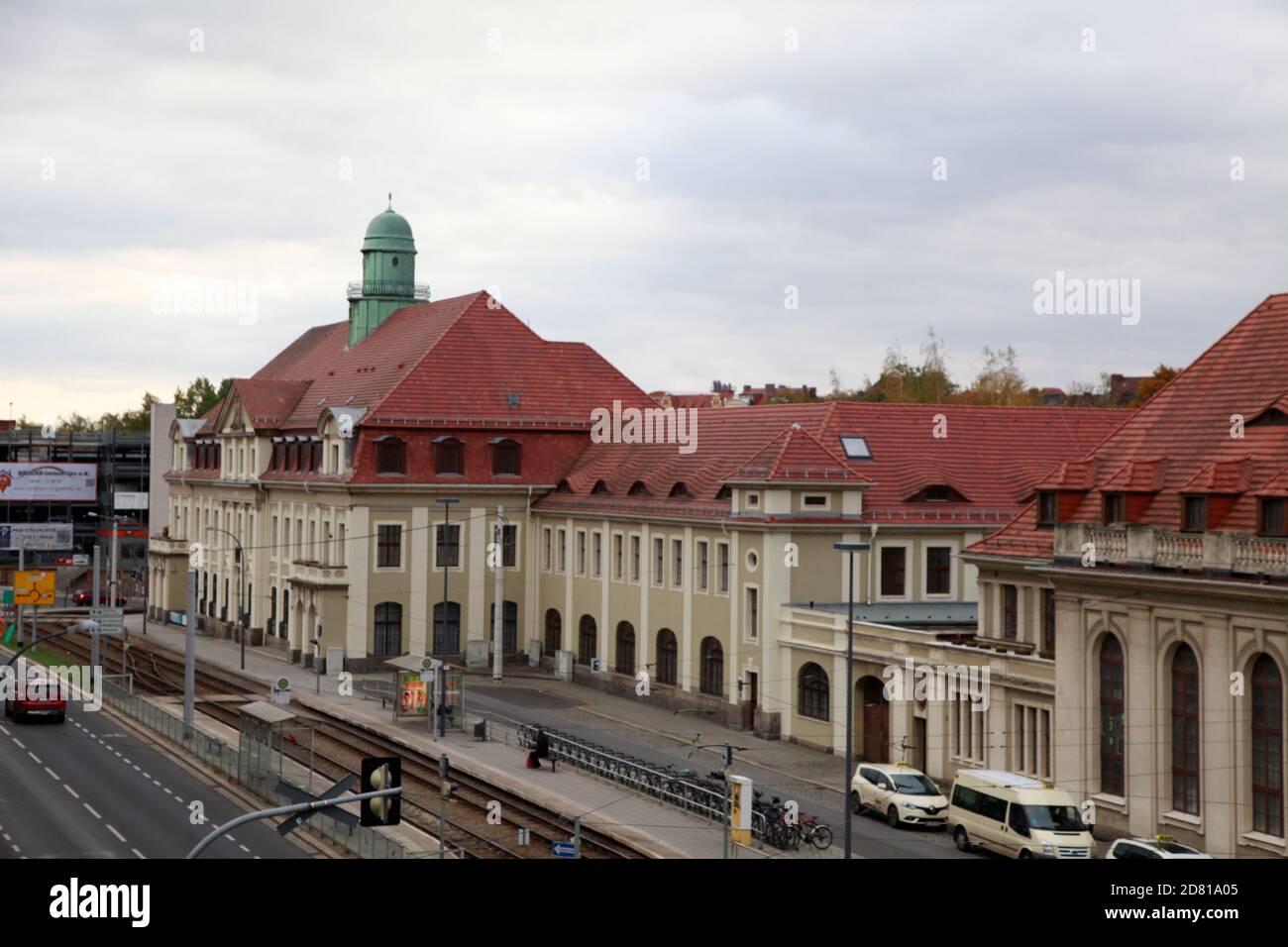 görlitz bahnhofstrasse mit bahnhof und altenpflege am 26.10.2020 Stockfoto