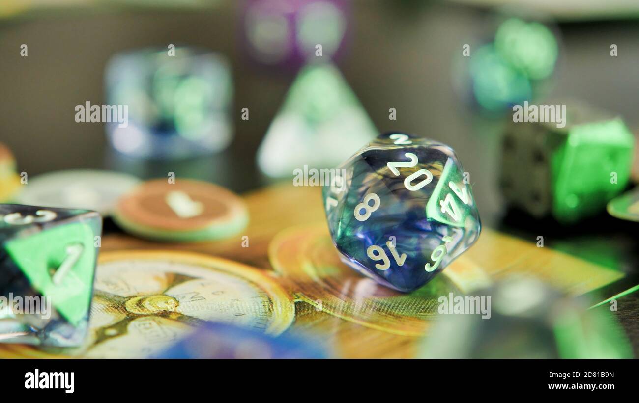 Ein d20 Würfel während des Tabletop-Spiels Stockfoto