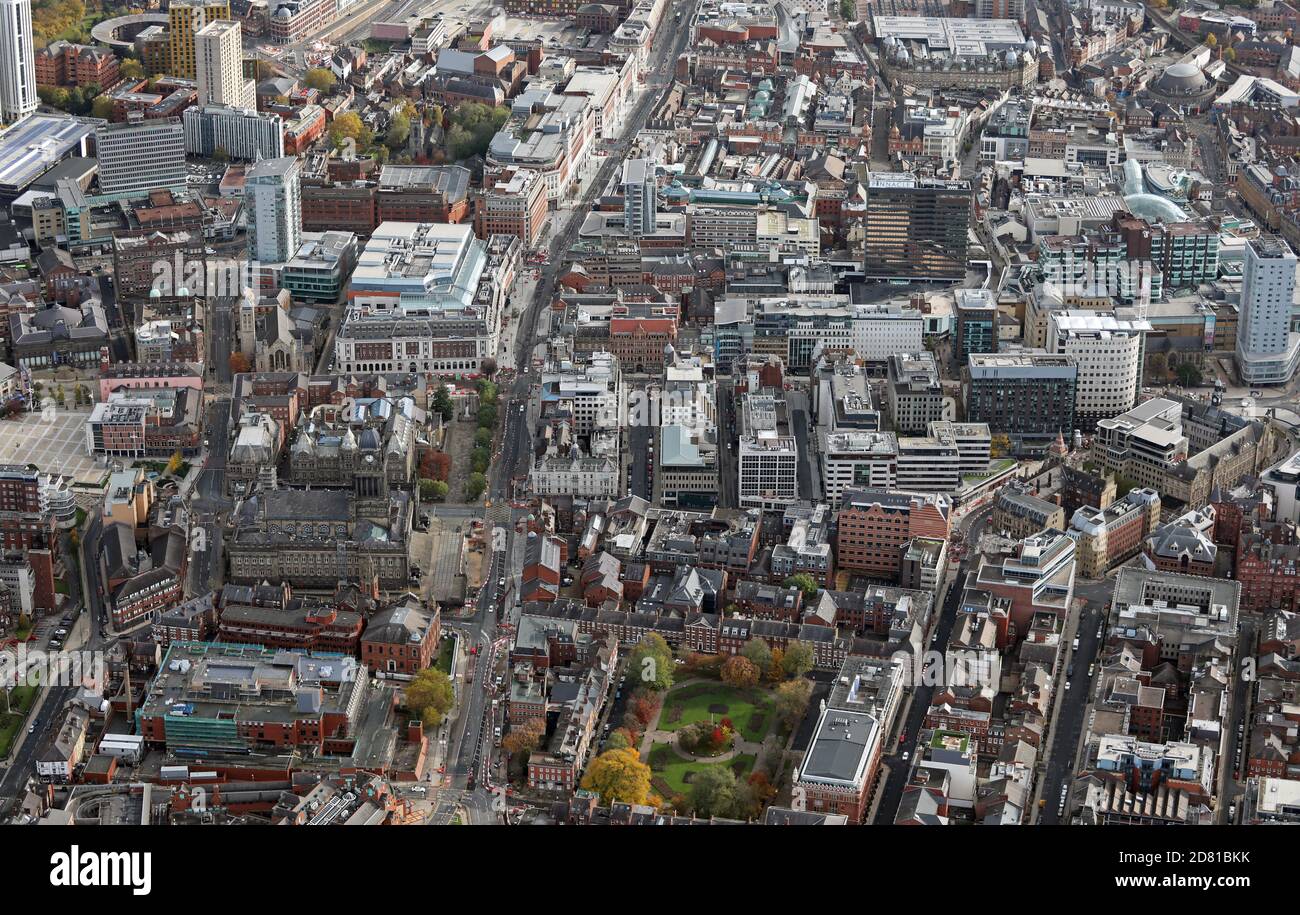 Luftaufnahme von Leeds Stadtzentrum. Blick von Westen nach Osten die Headrow Stockfoto