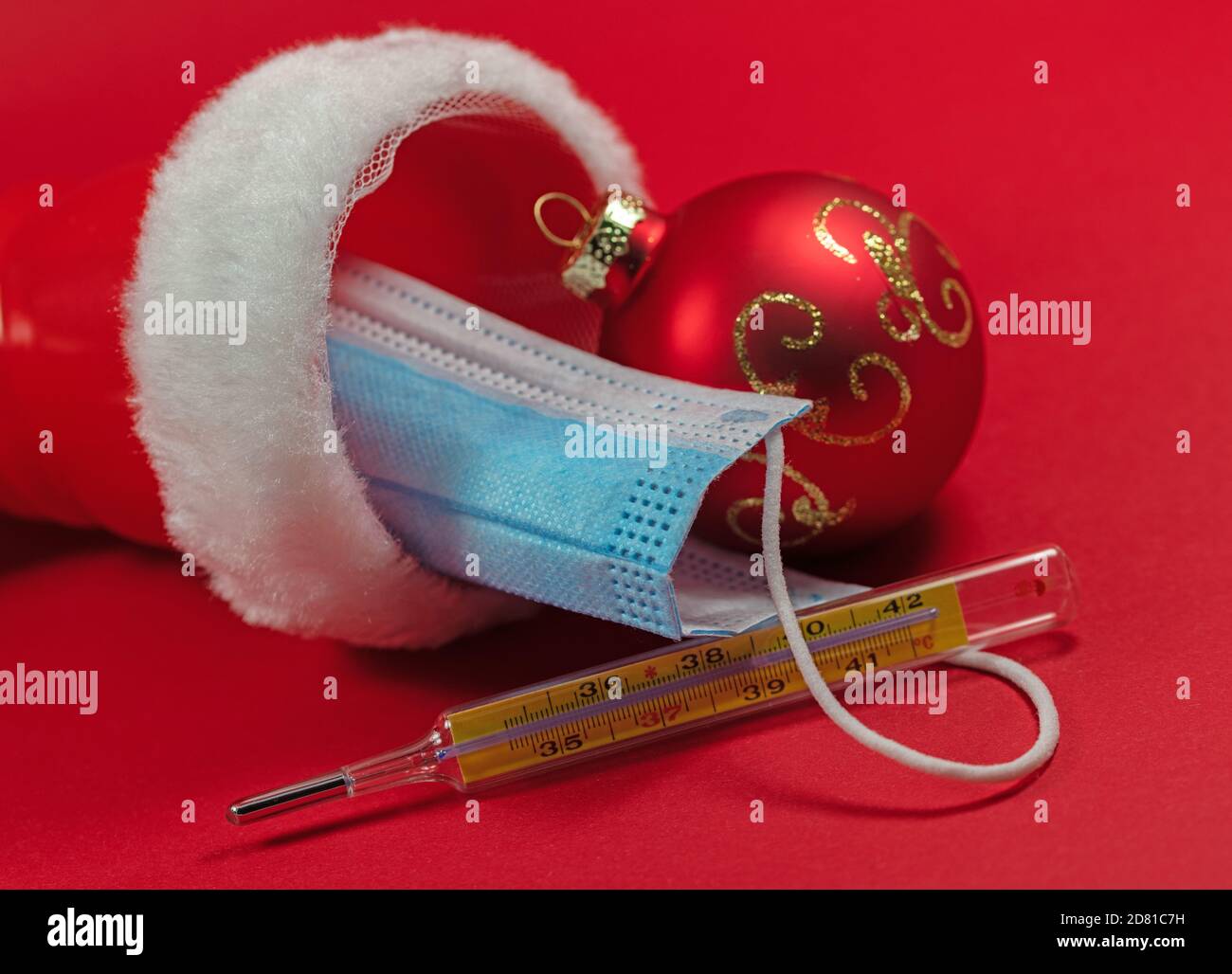 Weihnachtsmann Stiefel mit Gesichtsmaske und Fieberthermometer Stockfoto