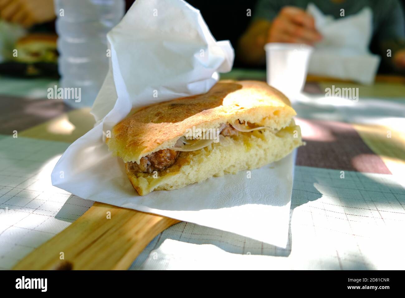 Assisi - August 2019: Traditionelles Sandwich mit Fleisch und Käse Stockfoto