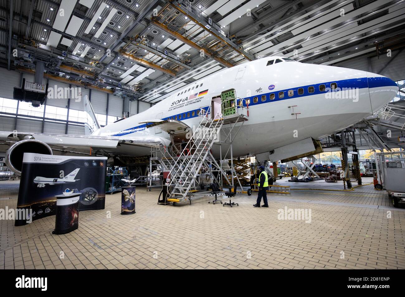 Hamburg, Deutschland. Oktober 2020. Eine umgebaute Boeing 747 mit dem Stratospheric Observatory for Infrared Astronomy (Sofia) steht in einem Hangar bei Lufthansa Technik zur Wartung. US-Forscher haben neue Beweise für Wasser auf dem Mond gefunden. (Zu "Forscher finden neue Beweise für Wasser auf dem Mond") Quelle: Christian Charisius/dpa/Alamy Live News Stockfoto