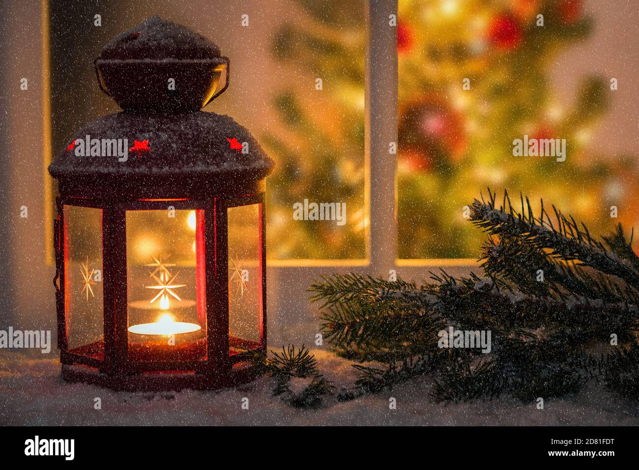 Laterne mit Weihnachten Dekoration auf der Fensterbank. Schweiz  Stockfotografie - Alamy