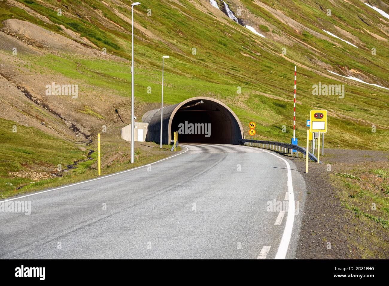 Eingang eines Bergstrassentunnels an einem sonnigen Tag Stockfoto