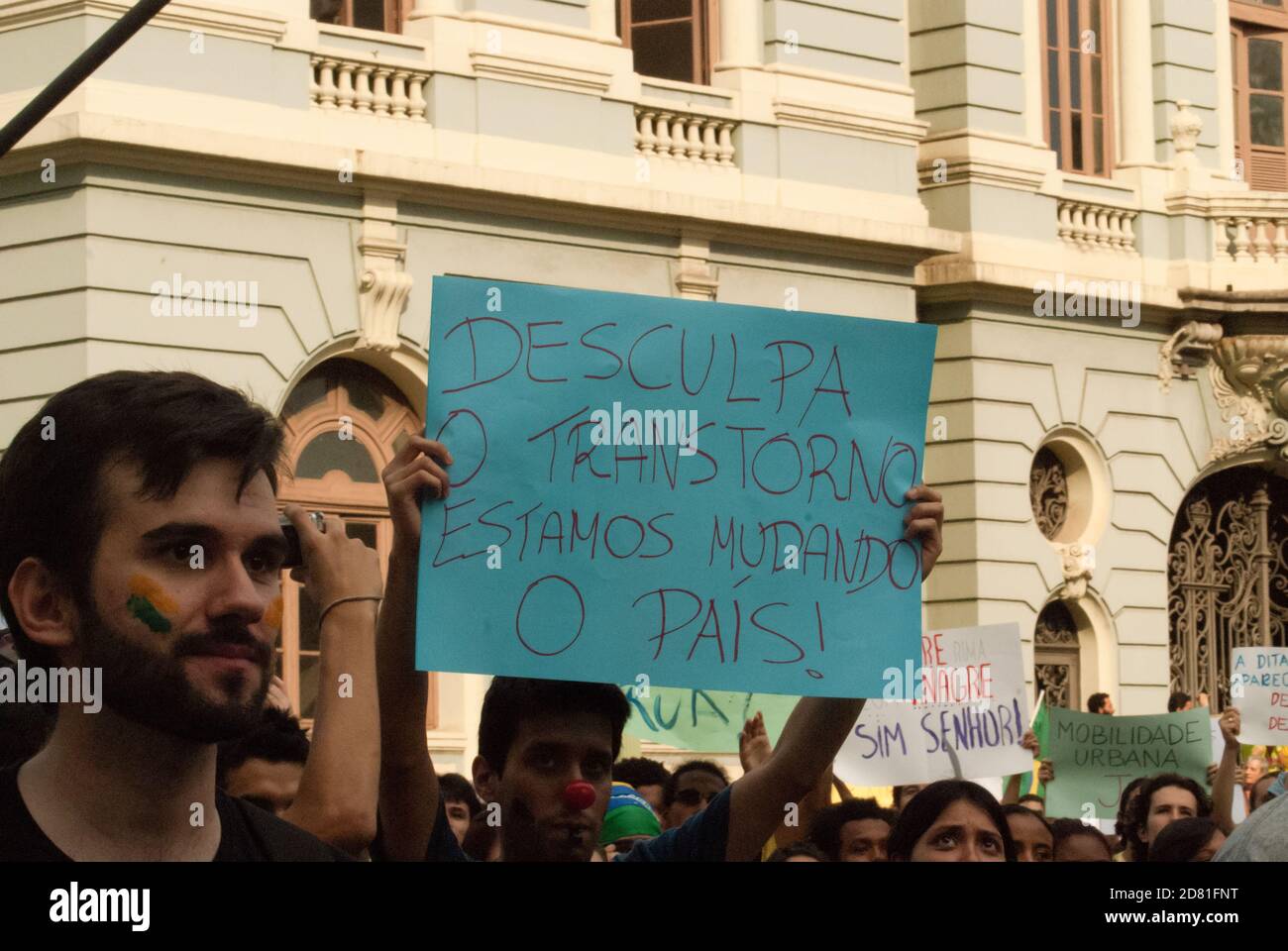 Protest fordert mehr Rechte in Belo Horizonte, Brasilien. "Sorry für die Unannehmlichkeiten, wir verändern das Land" auf dem Plakat Stockfoto