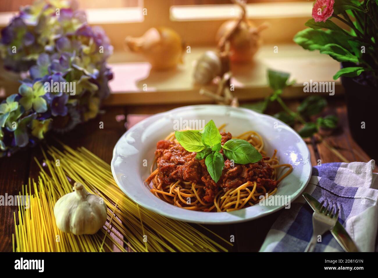 Köstliche hausgemachte Spaghetti in der Küche Stockfoto
