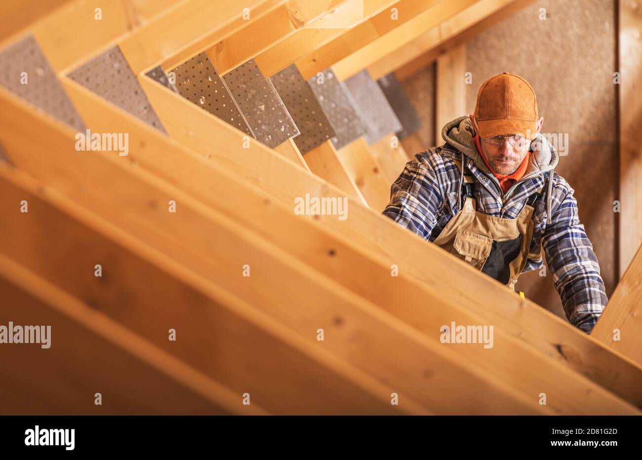 Luftentlüftungsheizung und Kühlung Verteilung Kanal Installation von kaukasischen Bauunternehmer in seinen 40er Jahren. Home Dachluft Schächte. Stockfoto