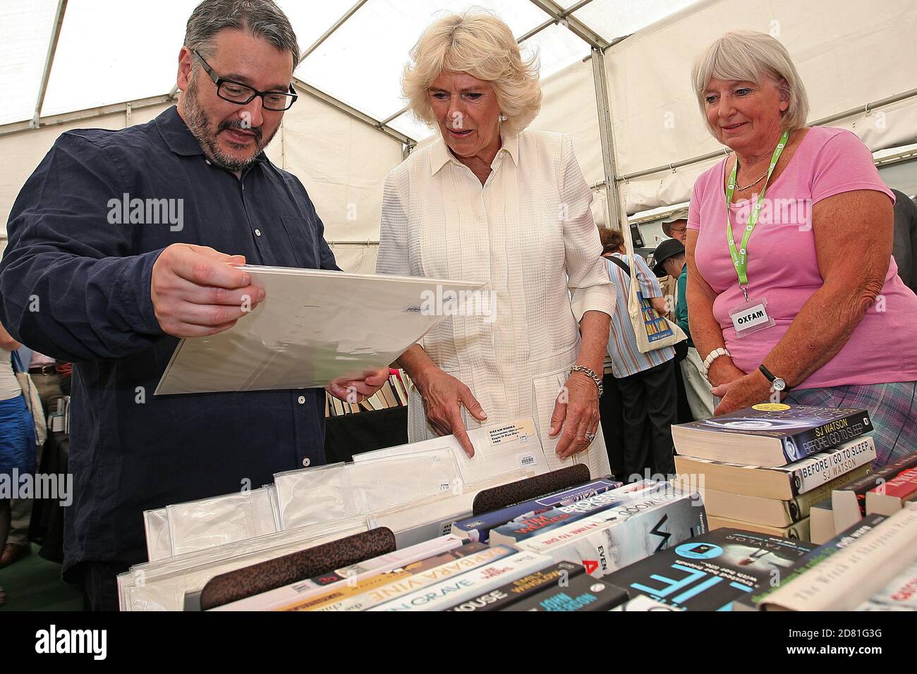 Peter Florence ist ein britischer Festivaldirektor, der vor allem für die Gründung des Hay Festivals bekannt ist. Florenz im Bild mit der Herzogin von Cornwall während eines VIS Stockfoto