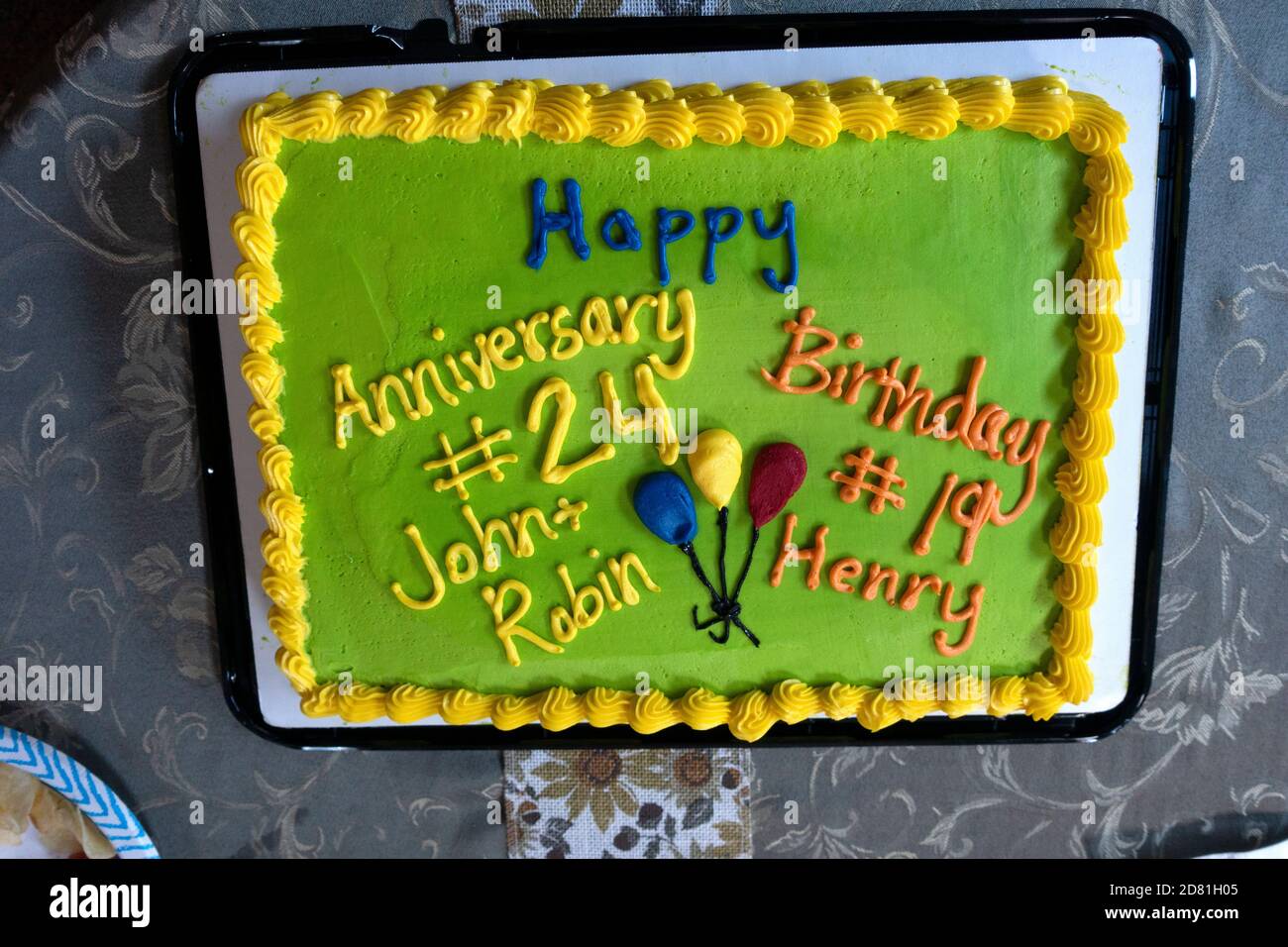 Feier mit einem grünen Kuchen zum Geburtstag und Jubiläum. Downers Grove Illinois IL USA Stockfoto