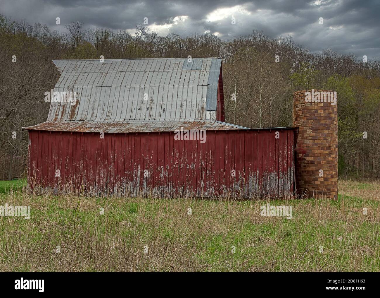 Eine verfallende Scheune und Silo im ländlichen Indiana. Stockfoto