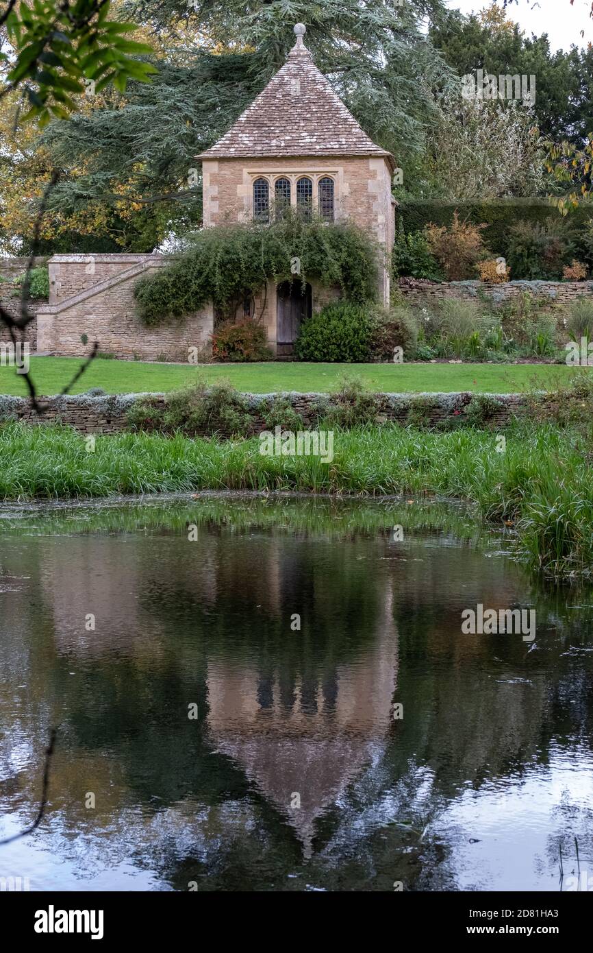 Garten im Great Chalfield Manor in der Nähe von Bradford auf Avon in den Cotswolds, Wiltshire UK, fotografiert im Herbst. Stockfoto