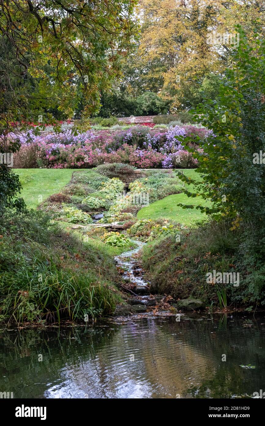 Garten im Great Chalfield Manor in der Nähe von Bradford auf Avon in den Cotswolds, Wiltshire UK, fotografiert im Herbst. Stockfoto