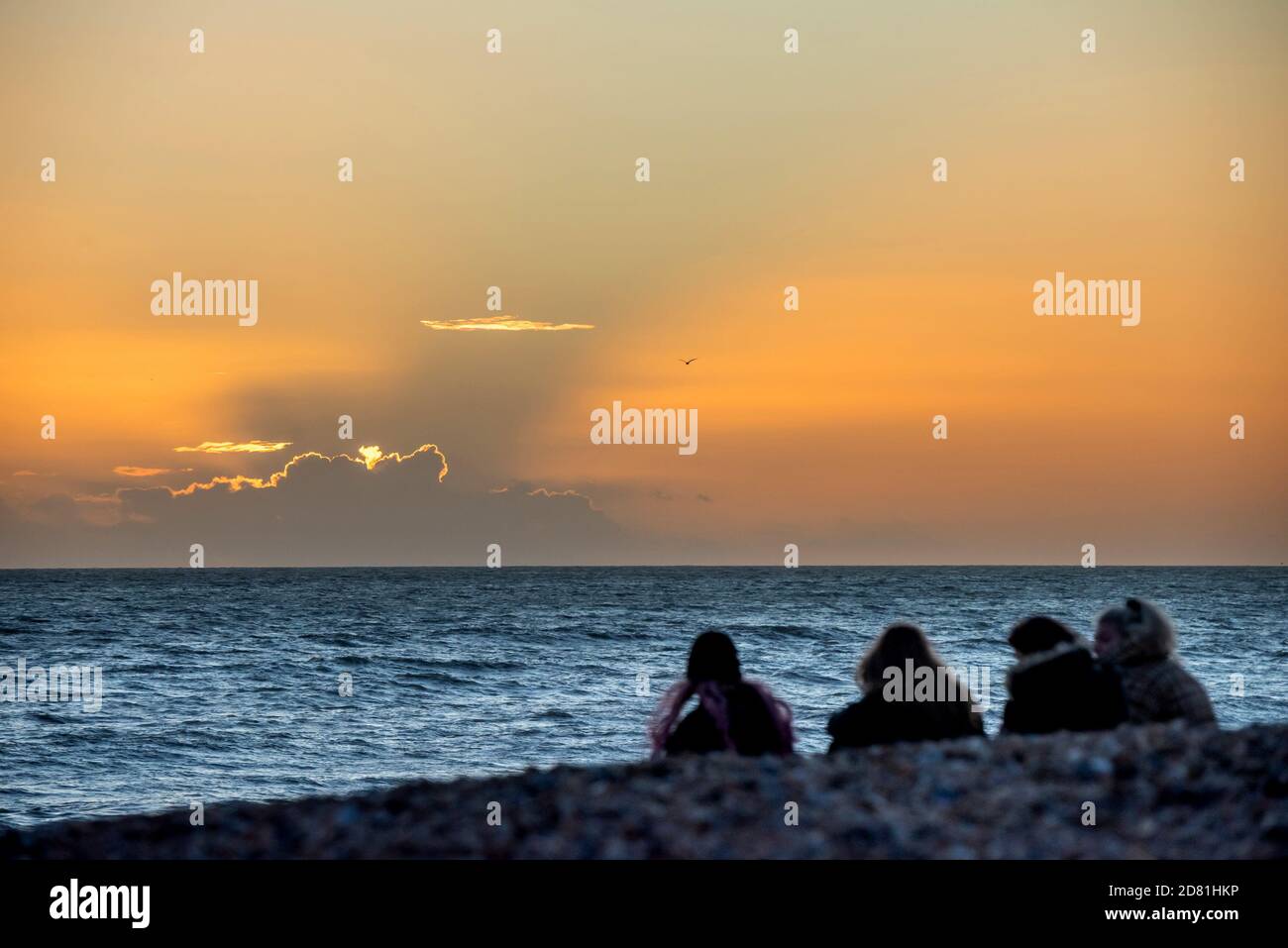 Brighton, Großbritannien. Oktober 2020. Brighton, 26. Oktober 2020: Menschen genießen einen schönen Sonnenuntergang am Brighton Strand am späten Nachmittag Credit: Andrew Hasson/Alamy Live News Stockfoto