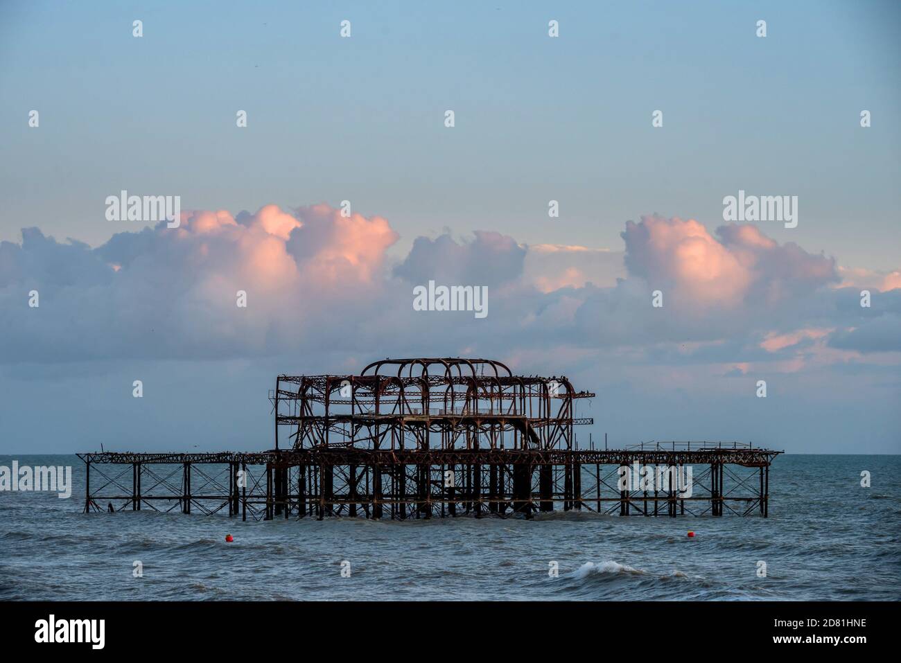Brighton, Großbritannien. Oktober 2020. Brighton, 26. Oktober 2020: Menschen genießen einen schönen Sonnenuntergang am Brighton Strand am späten Nachmittag Credit: Andrew Hasson/Alamy Live News Stockfoto