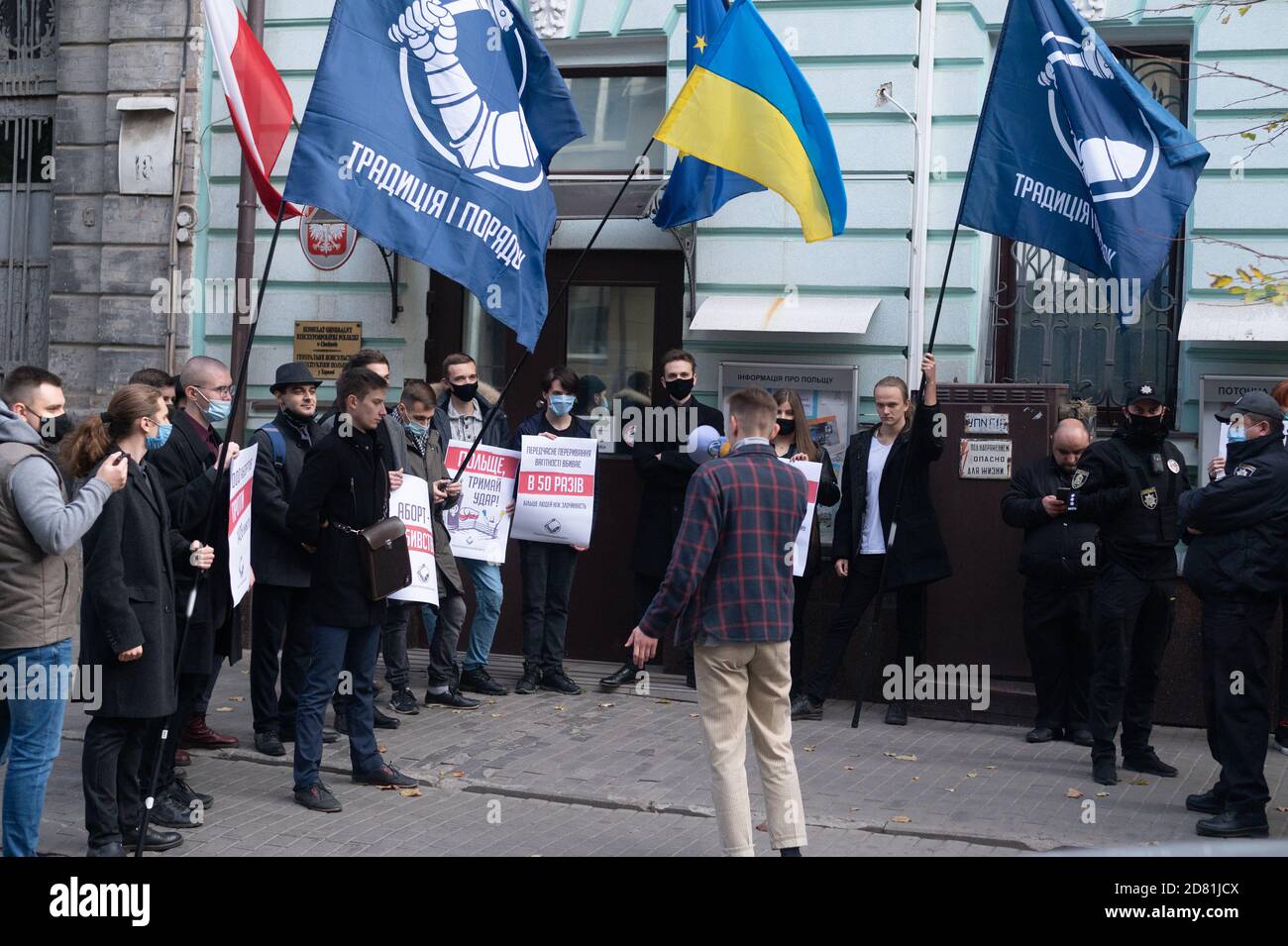 CHARKIW, UKRAINE - 26. OKTOBER 2020: Anti-Abtreibungsprotest in Charkiw bei der polnischen Botschaft Stockfoto