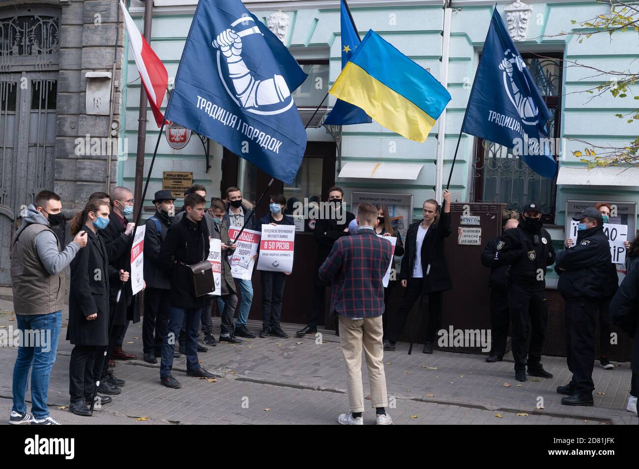 CHARKIW, UKRAINE - 26. OKTOBER 2020: Anti-Abtreibungsprotest in Charkiw bei der polnischen Botschaft Stockfoto