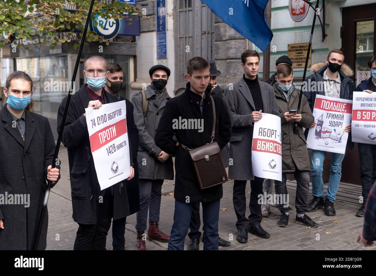 CHARKIW, UKRAINE - 26. OKTOBER 2020: Anti-Abtreibungsprotest in Charkiw bei der polnischen Botschaft Stockfoto