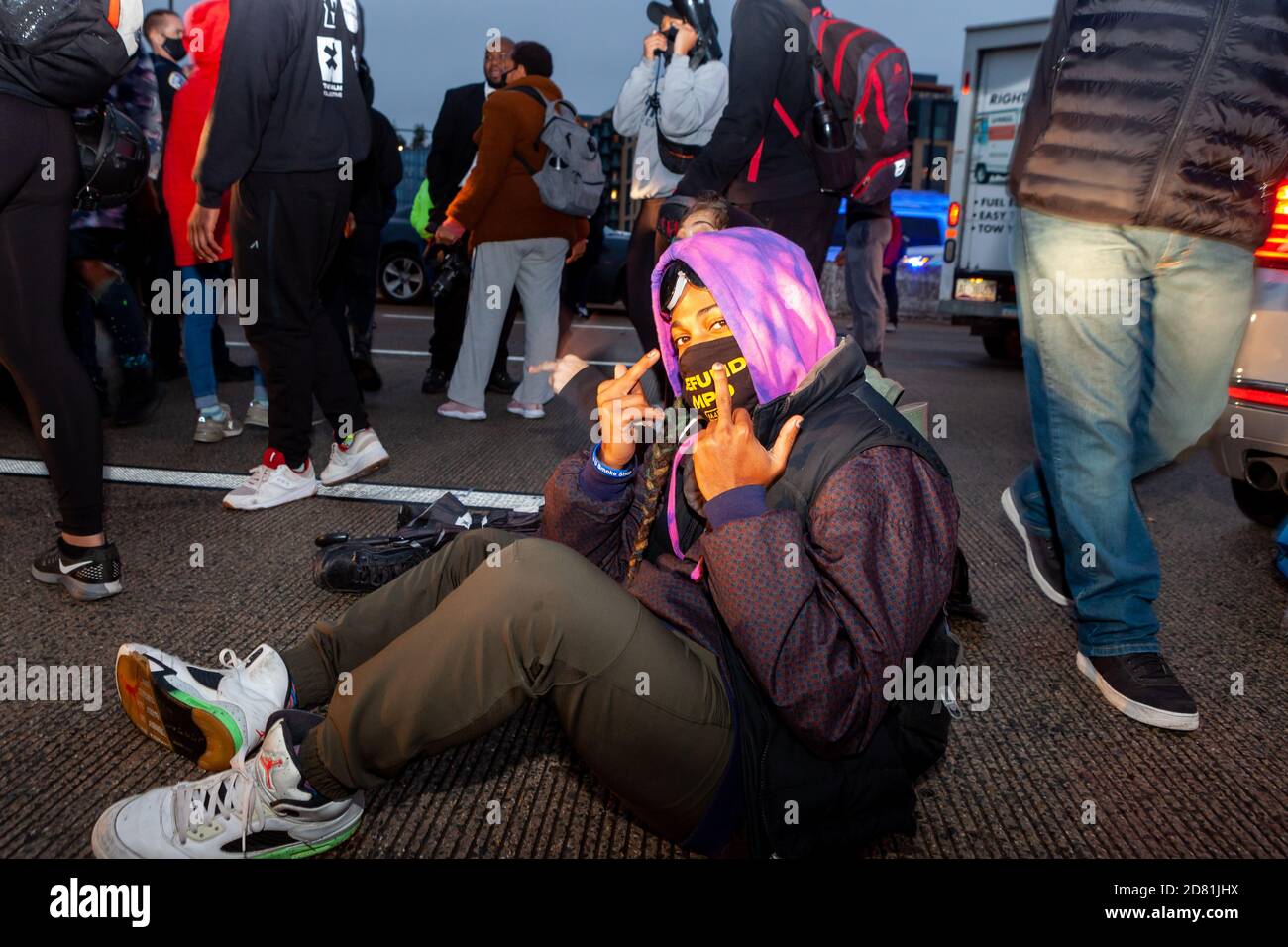 Washington, DC, USA, 26. Oktober 2020. Im Bild: Protestierende, die Mitte der I-395 sitzen und wegen des "Education is Liberation"-Protests geschlossen wurden, eine Aktion, um das öffentliche Bewusstsein für rassische Ungleichheiten in der Schulbildung zu schärfen. Es ist Teil des Protestes der Zeltstadt, der sechs Forderungen hat: die schuldarlehenschuld zu stornieren, die Pell-Zuschüsse zu erhöhen, sich mit dem Bildungsminister zu treffen, systemischen Rassismus zu beenden, einen Highschool-zu-HBCU-Pfad zu schaffen und einen sicheren Plan zur Wiedereröffnung der Schule für covid-19 zu entwerfen. Tent City wird von der Live Movement, Black Terps Matter und dem Palm Collective gesponsert. Kredit: Allison C Bailey/Alamy Stockfoto