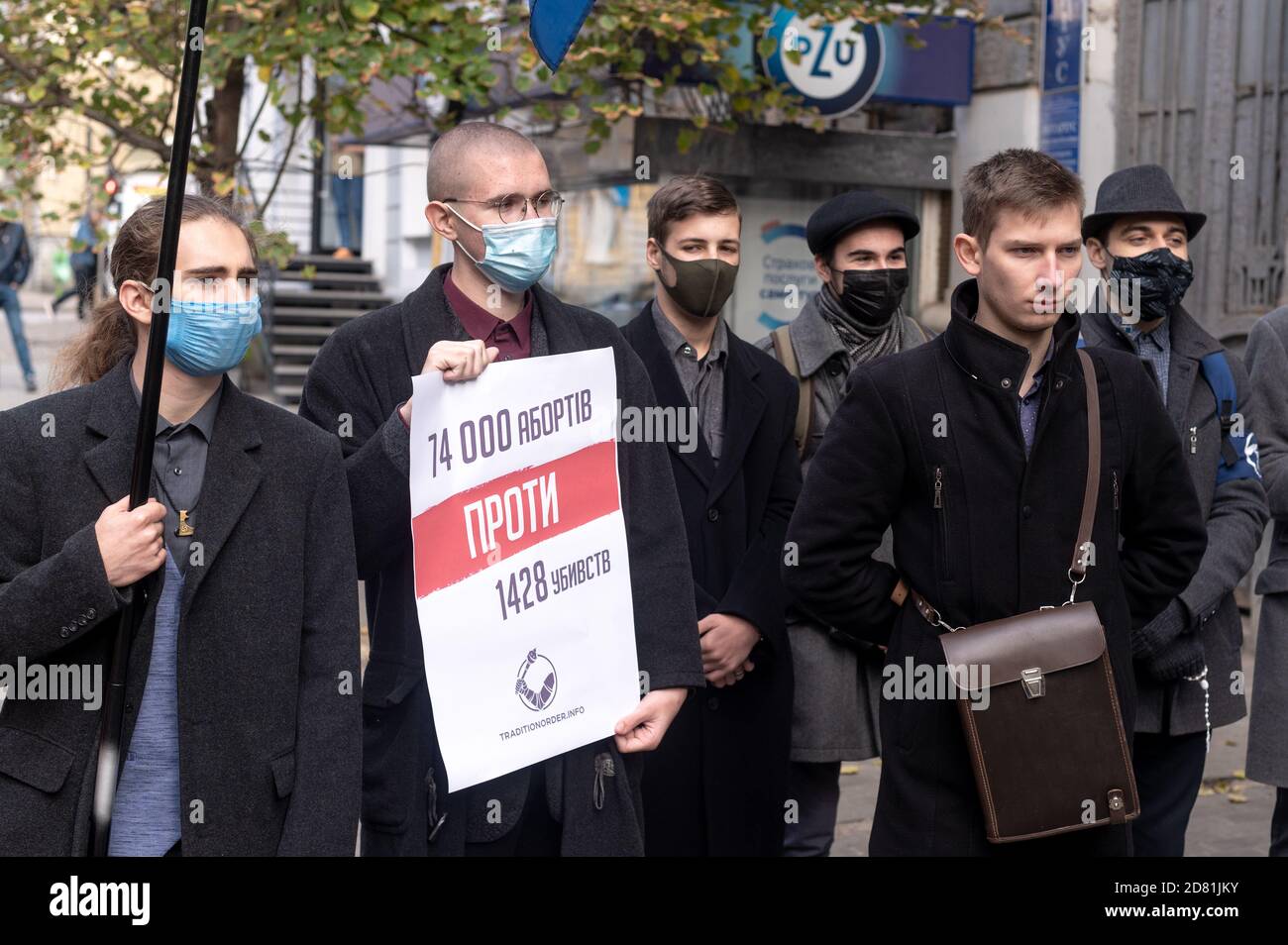 CHARKIW, UKRAINE - 26. OKTOBER 2020: Anti-Abtreibungsprotest in Charkiw bei der polnischen Botschaft Stockfoto