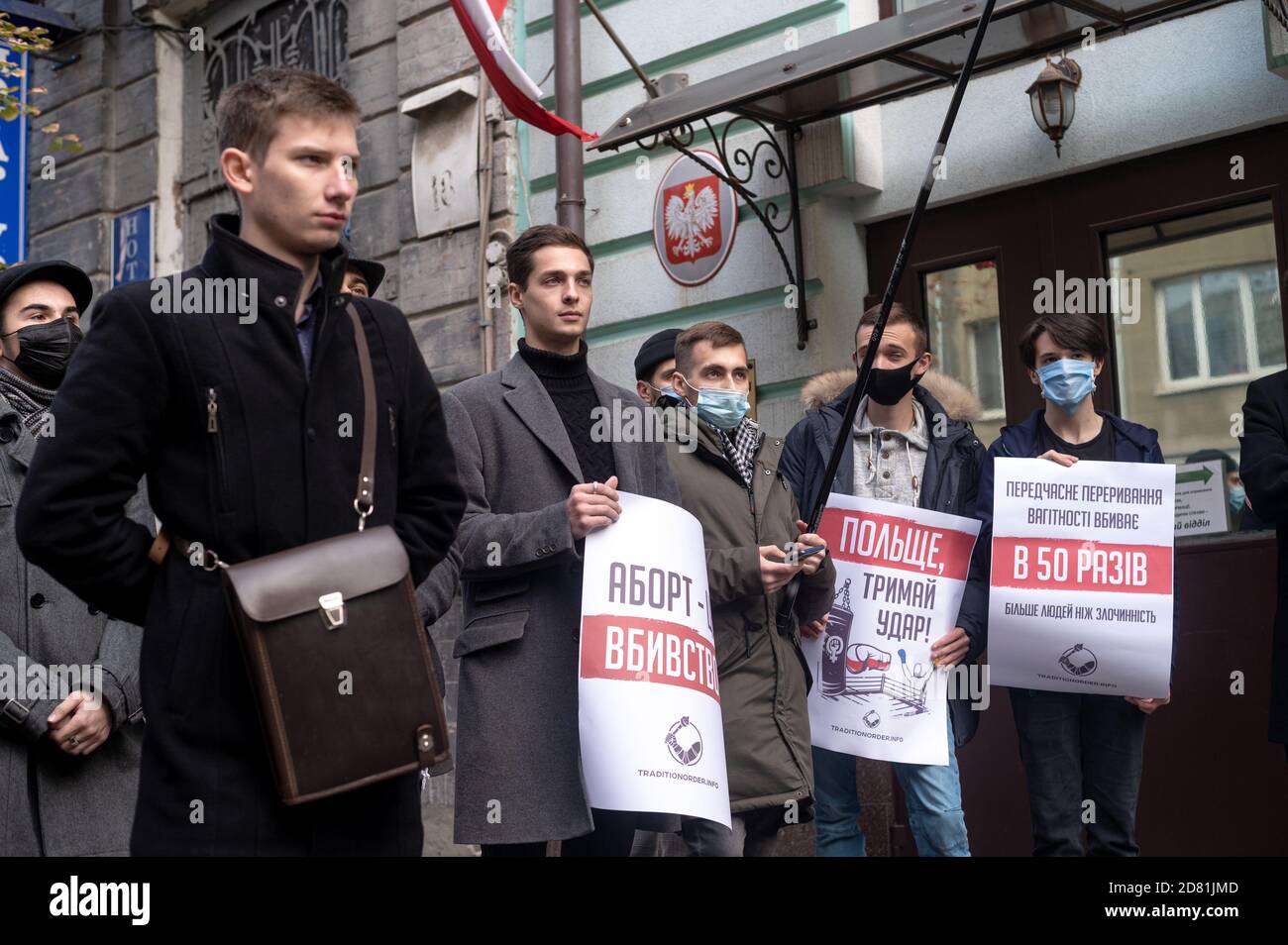 CHARKIW, UKRAINE - 26. OKTOBER 2020: Anti-Abtreibungsprotest in Charkiw bei der polnischen Botschaft Stockfoto