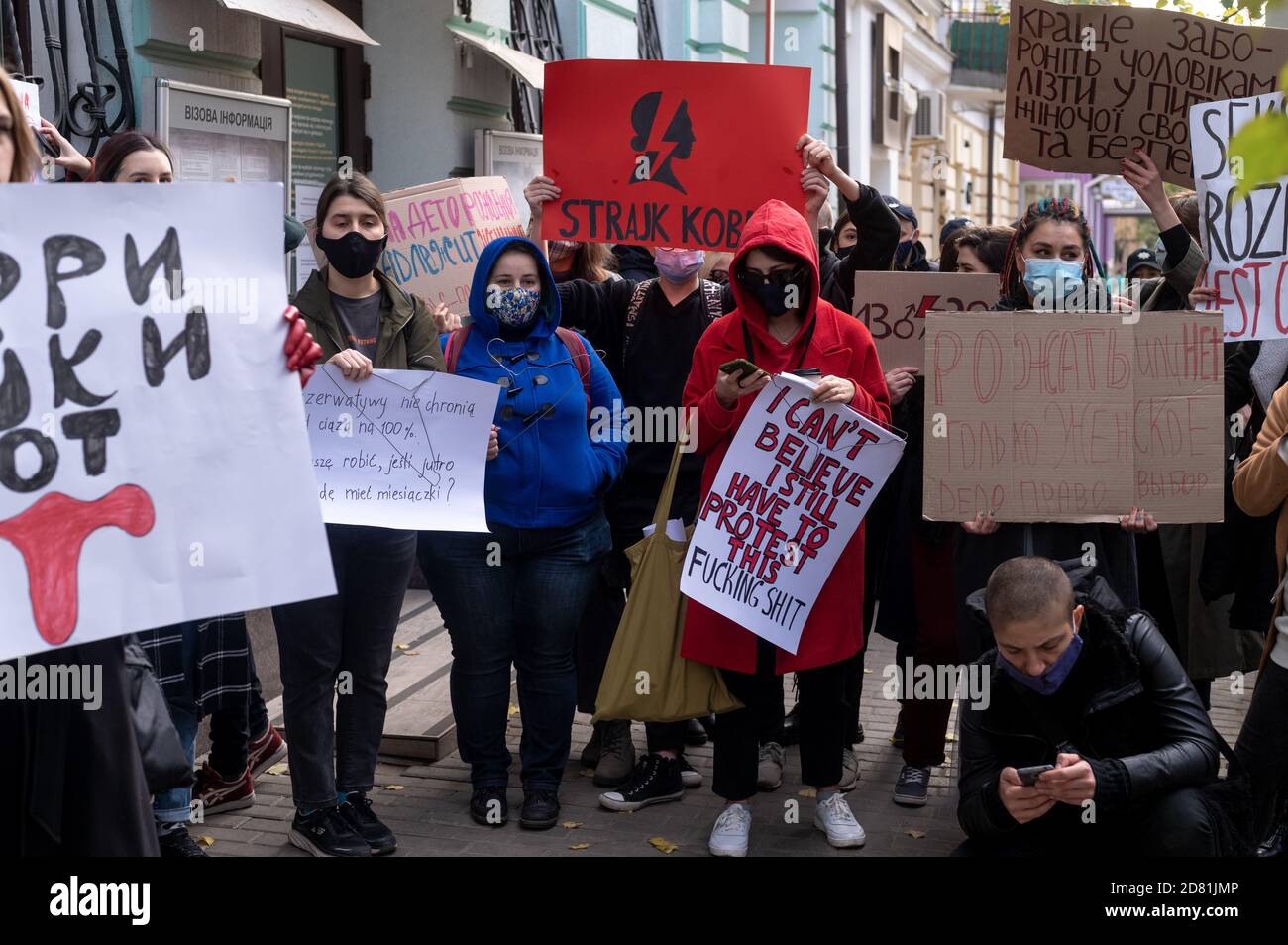 CHARKIW, UKRAINE - 26. OKTOBER 2020: Aktion zur Unterstützung der Abtreibung und induzierten Beendigung der Schwangerschaft in Charkow in der Nähe der Botschaft von Polen. Stockfoto