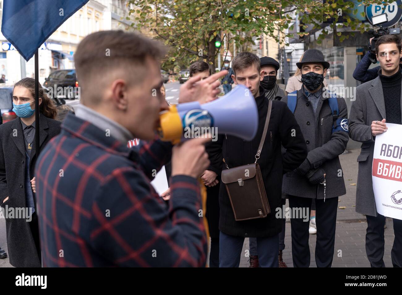 CHARKIW, UKRAINE - 26. OKTOBER 2020: Anti-Abtreibungsprotest in Charkiw bei der polnischen Botschaft Stockfoto
