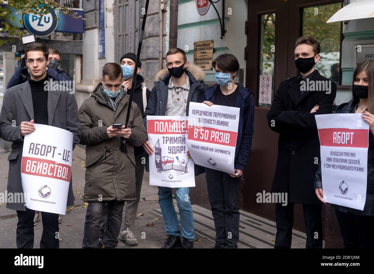 CHARKIW, UKRAINE - 26. OKTOBER 2020: Anti-Abtreibungsprotest in Charkiw bei der polnischen Botschaft Stockfoto