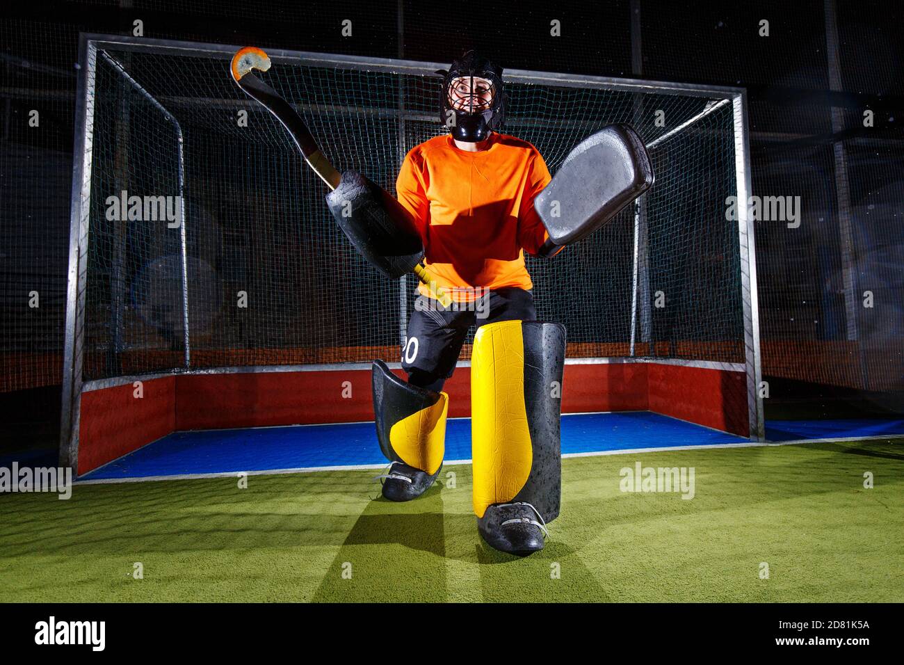 Hockeytorwart am Netz bereit zur Verteidigung Stockfoto