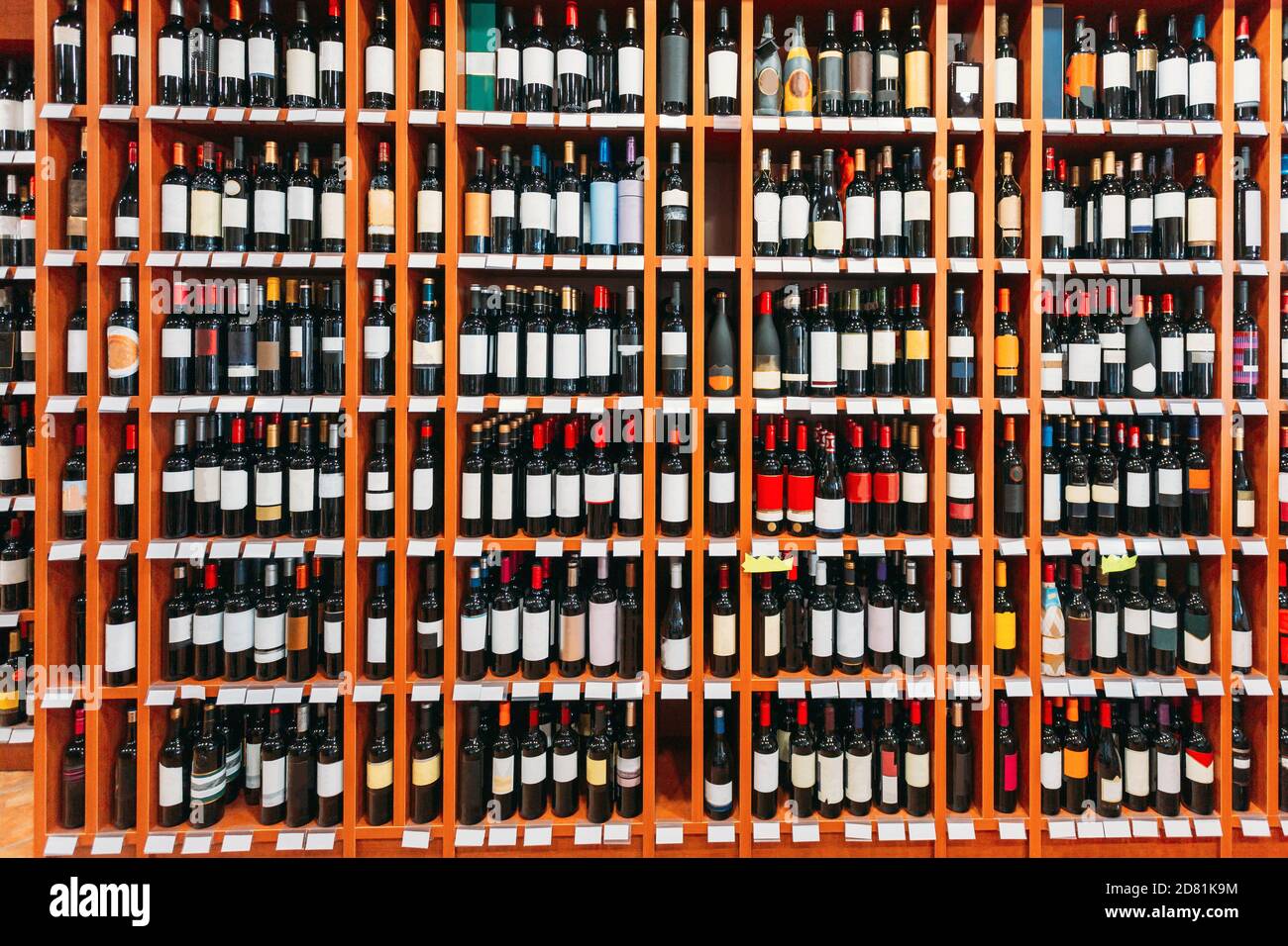 Vitrine Mit Weinflaschen Im Weinladen. Wand Mit Alkoholischen Getränken Weinflaschen Auf Regalen Stockfoto