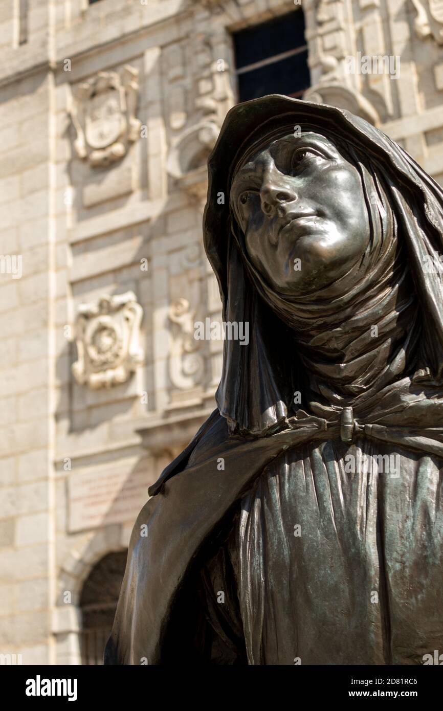 AVILA, SPANIEN - 2020. August 14: Selektives Fokusbild der Bronzestatue der heiligen Teresa von Jesus vor der Kirche, die ihren Namen auf einer Sonne trägt Stockfoto