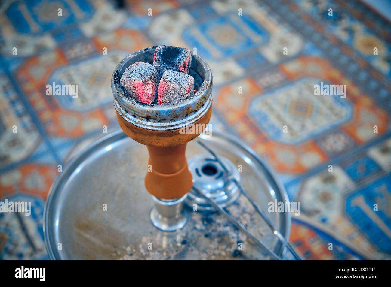 Glut auf Shisha Schüssel gegen traditionellen arabischen Stil Teppich Stockfoto