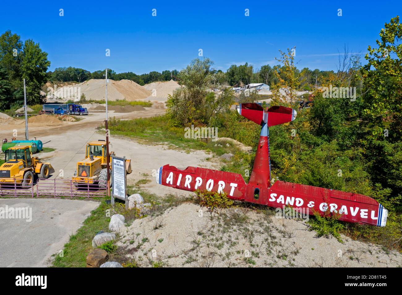 Hastings, Michigan - ein altes Flugzeug ist ein einzigartiges Zeichen für das Airport Sand & Gravel Geschäft. Stockfoto