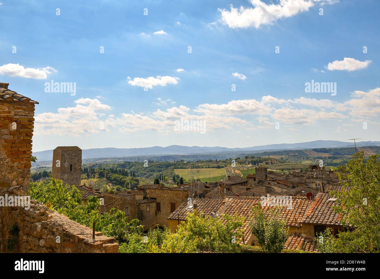 Erhöhter Blick auf die Altstadt von San Gimignano, UNESCO-Weltkulturerbe, mit dem mittelalterlichen Torre Campatelli und den toskanischen Hügeln, Toskana, Italien Stockfoto